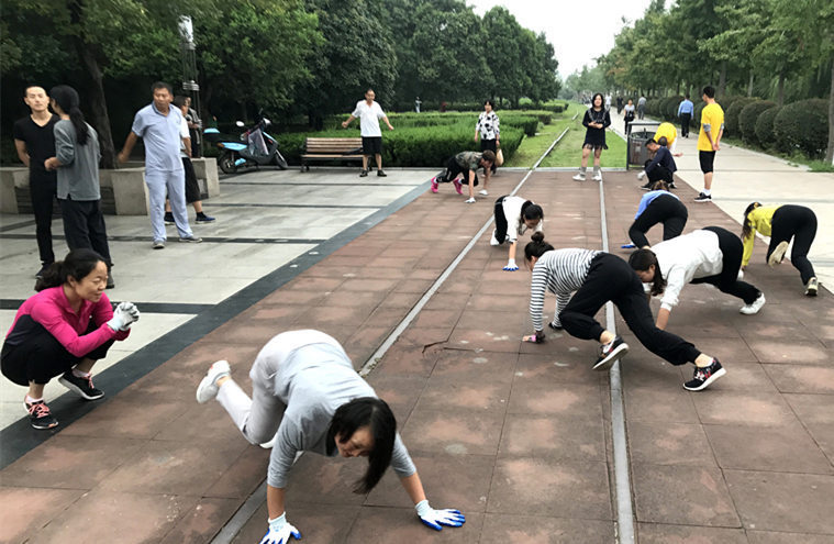 市民在公园贴地爬行 专家：源于五禽戏