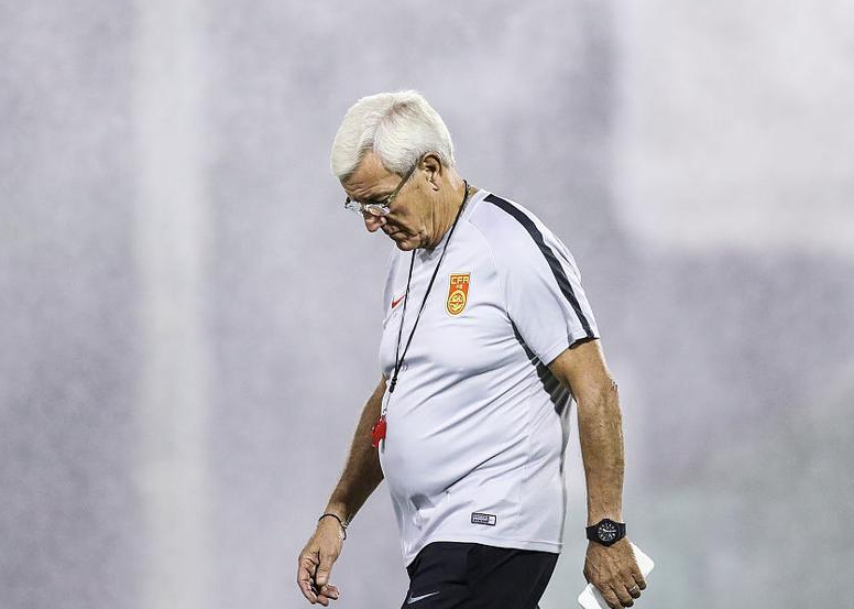 国足多哈备战卡塔尔 里皮神情严肃 郜林轻松上