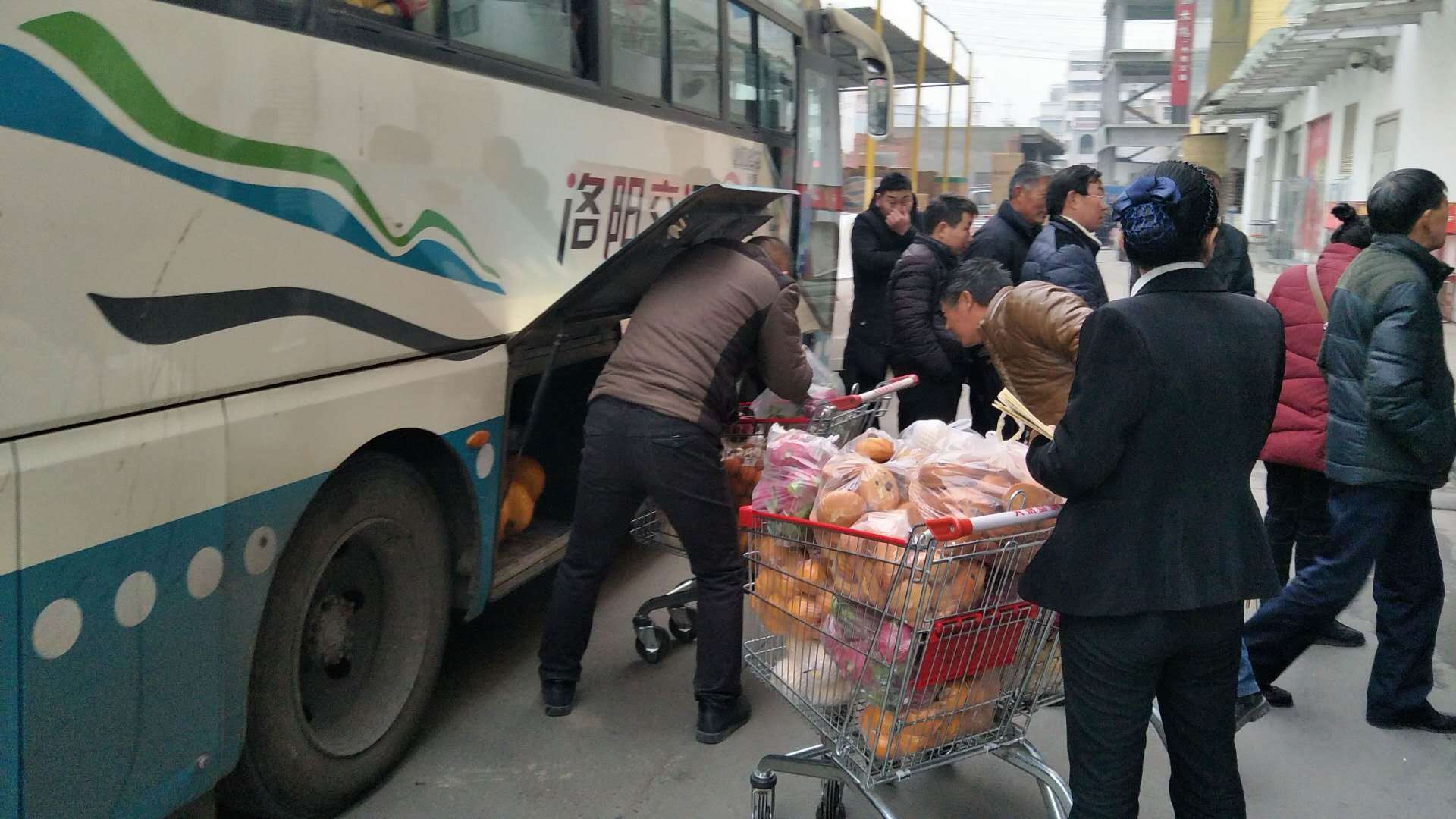 郭战解儿子郭夏的慈善婚礼