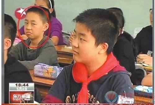 不屑弟的走红其实是个意外。2011年，在东方卫视播出的一段关于黄艺博新闻的视频上，坐在黄艺博侧后的同学做出撇嘴不屑的表情看着他，这名同学立即在网络走红，风头盖过了“五道杠”。
