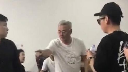 61岁赵本山近照曝光 满头白发表情严肃 教训起徒弟来不留情面