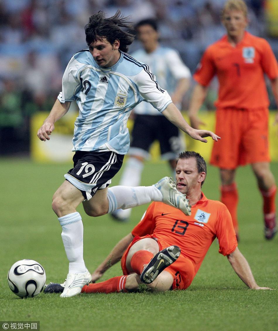 2006年6月21日，世界杯小组赛C组第3场比赛，阿根廷0-0战平荷兰，携手出线。 梅西和奥耶尔抢球