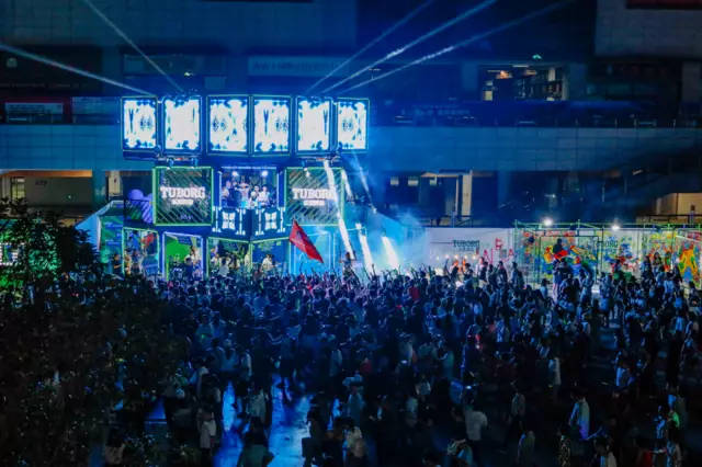乐堡啤酒用一场花式潮玩派对 在贵阳草莓音乐节掀起躁动的夏日热浪(图5) 乐堡啤酒用一场花式潮玩派对 在贵阳草莓音乐节掀起躁动的夏日热浪(图5)