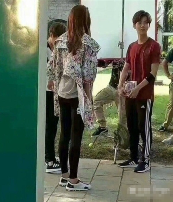 关晓彤的腿比鹿晗高出一个屁股,究竟是谁在虚