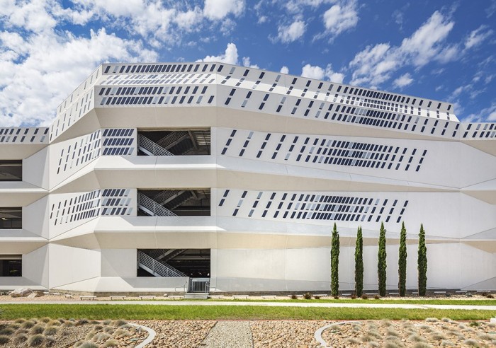 [视频]由2000块E Ink屏幕打造的高科技艺术外墙