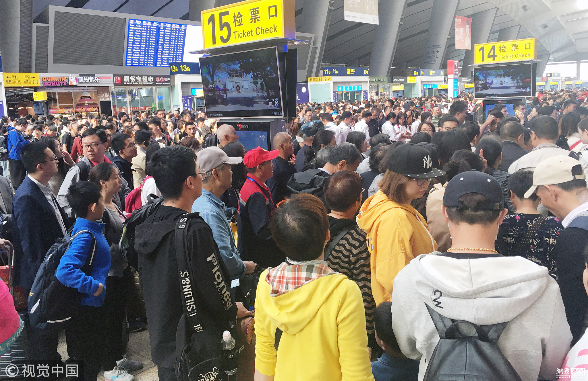 北京南站迎客流高峰 旅客"扎堆"提前返程