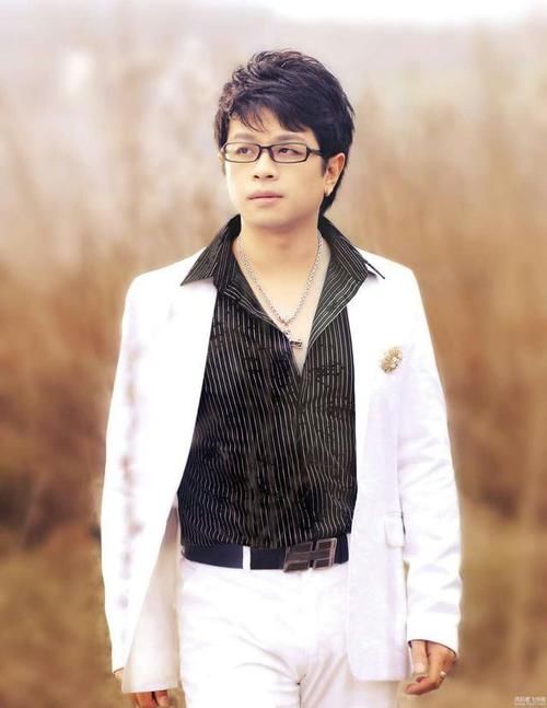 2005年,王强在网上翻唱的作品被专业的音乐制作人胡力发掘,决定签约