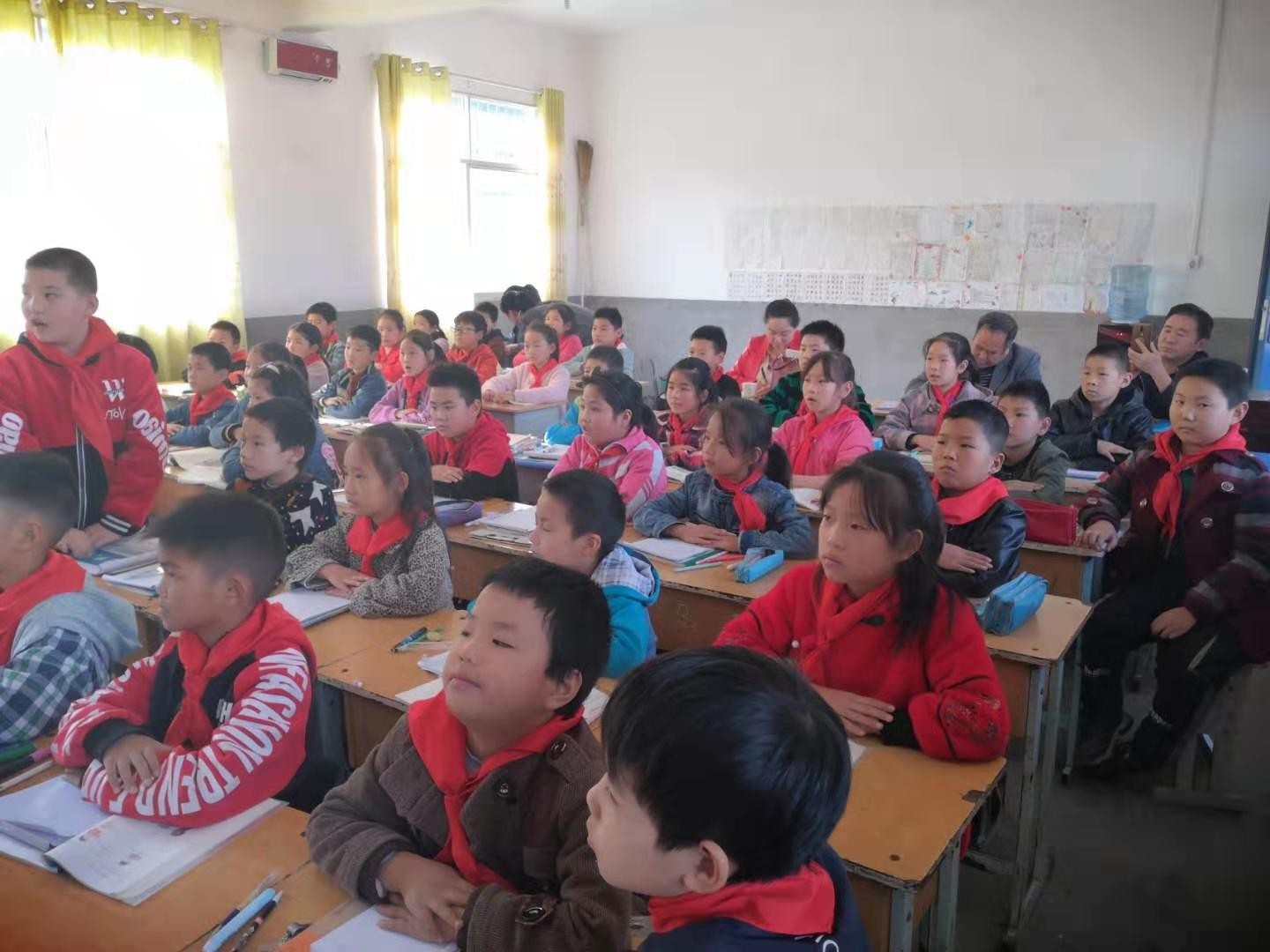 西峡县桑坪镇中心小学关注教师关注学生 打造学生学习乐园(图1) 西峡县桑坪镇中心小学关注教师关注学生 打造学生学习乐园(图1)
