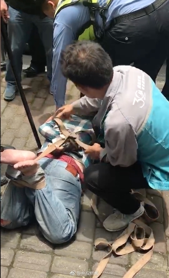 抓捕现场:上海发生小学生被砍事件 歹徒被制服