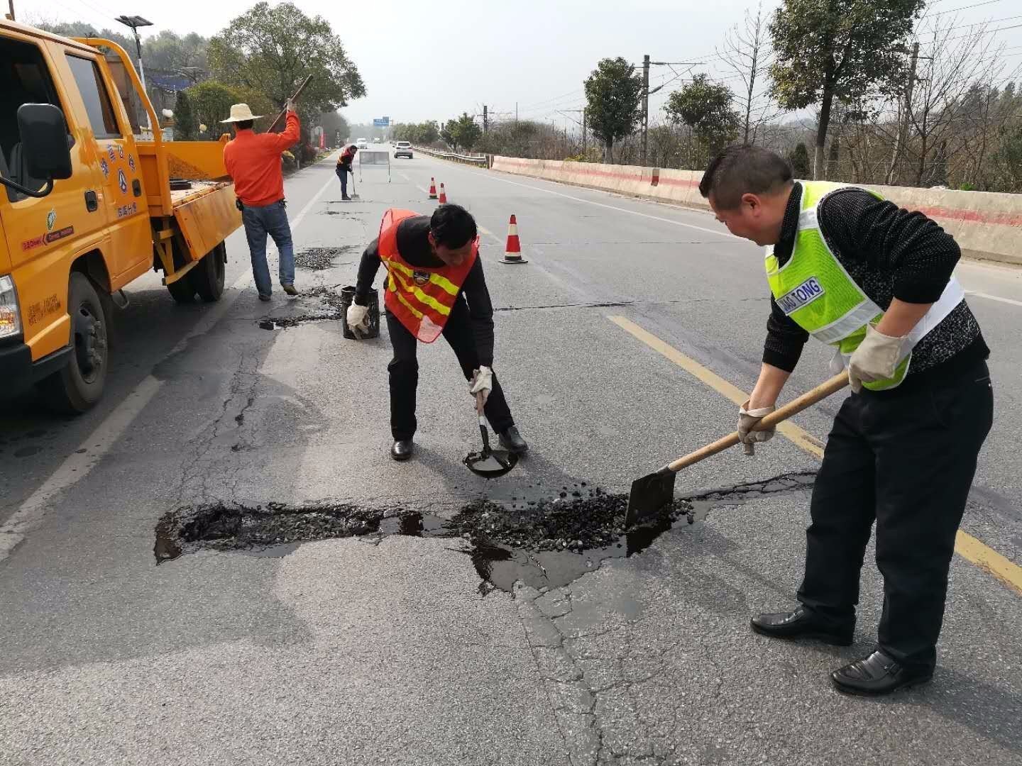 衡阳公路珠晖分局中心养护站:做好清明期间道