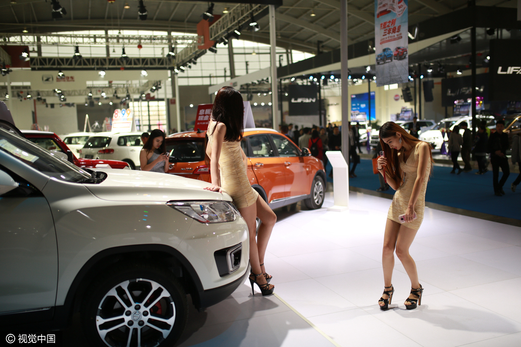 美女车模闲暇之余互相拍照。