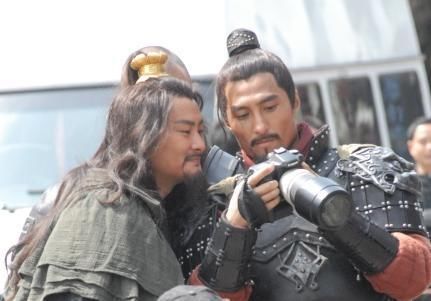 新水浒传拍摄花絮,宋江玩手机,武松拿相机,吴用
