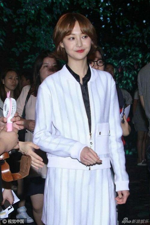 杨幂红毯未P图照片流出光顾着给脸化妆没注意