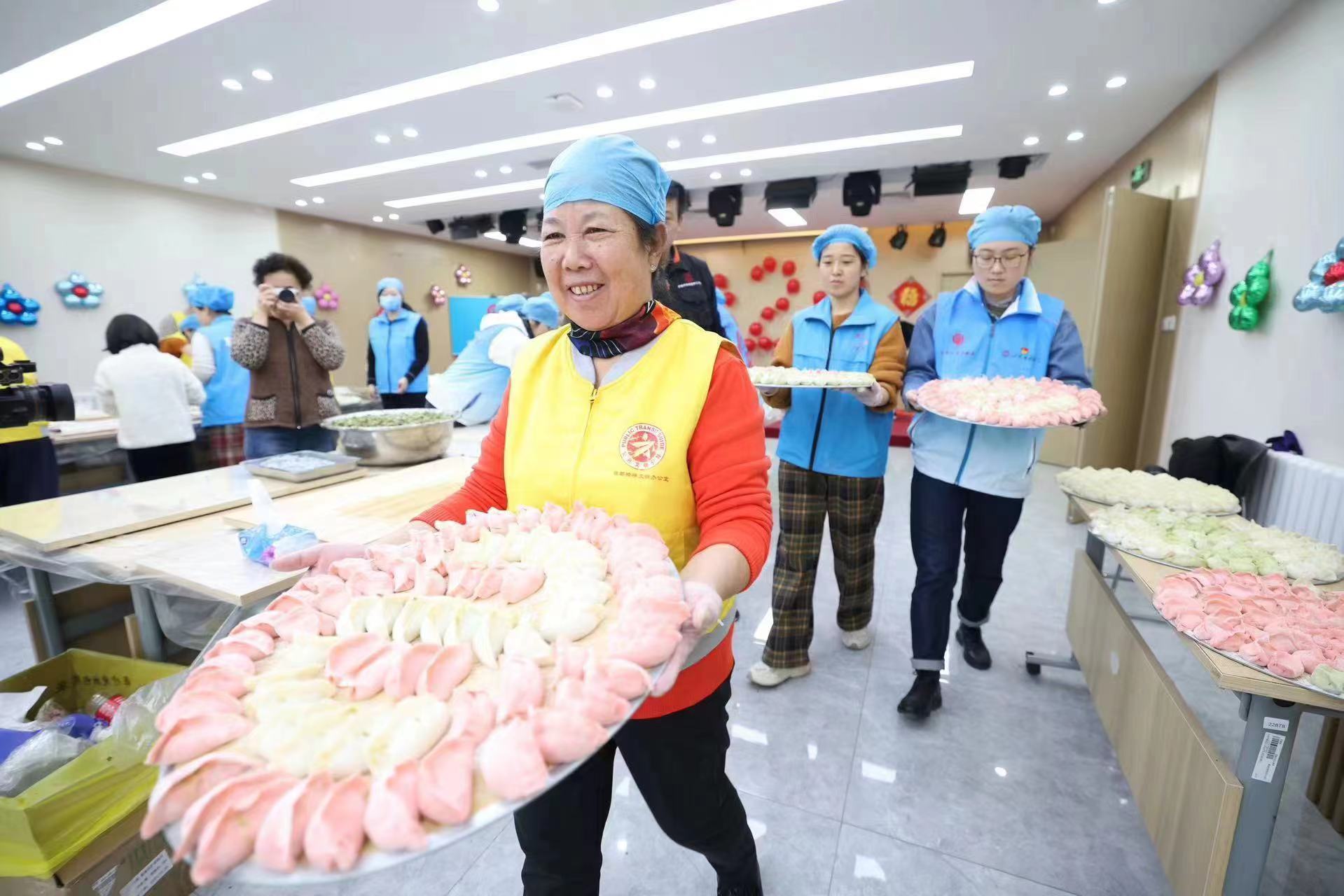 你们辛苦了！安贞街道小年为坚守岗位留京过年劳动者包饺子送福字