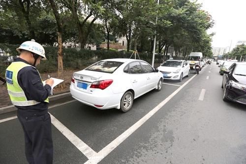 为什么我的车停在了车位上还被贴条了,进来看