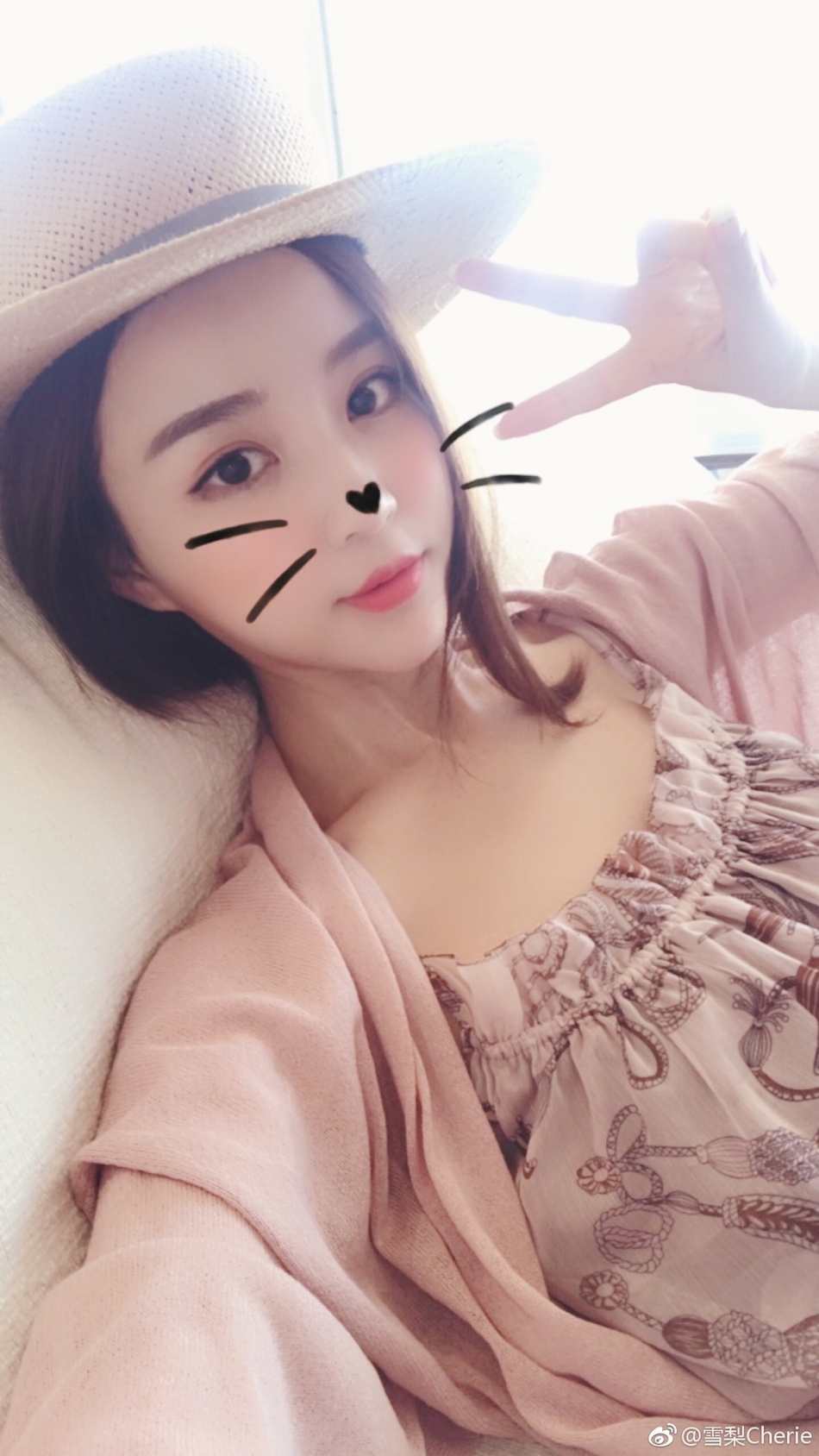 新浪娱乐讯 日前,王思聪前女友雪梨在微博晒出一组在发廊做造型的美照