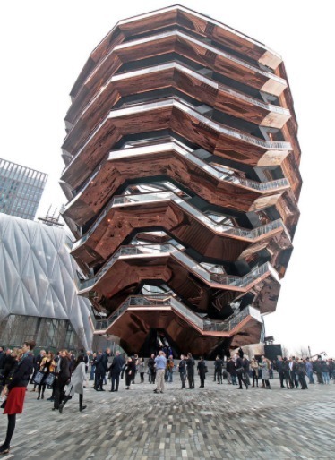 “在纽约这也一个充满了各色特征建筑群的城市，我们不想再设计一个纯粹吸引眼球的构筑物”Heatherwick解释到：“所以，我们希望设计一个每个人可以使用、触摸、参与其中的建筑物。我们参考了印度阶梯井的形式，一个将井下的人通过上千级台阶引向地面的方式”。