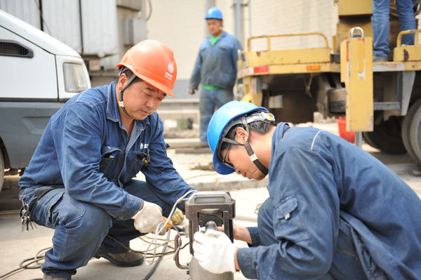 基层电力工人，维护光明的使者