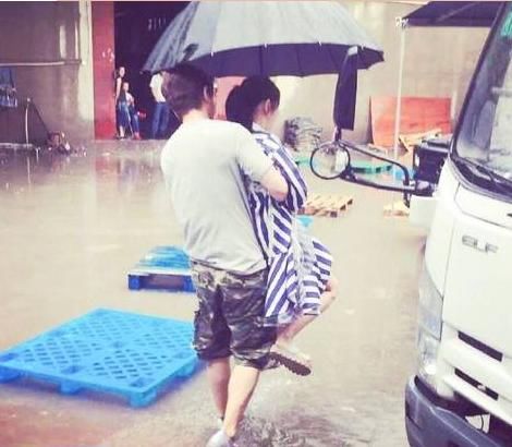 王思聪好友深夜扔大锤:李小璐曾让PGone抱着