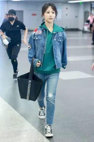 167杨紫穿短裙秀大长腿,效果不佳,网友:是鞋底