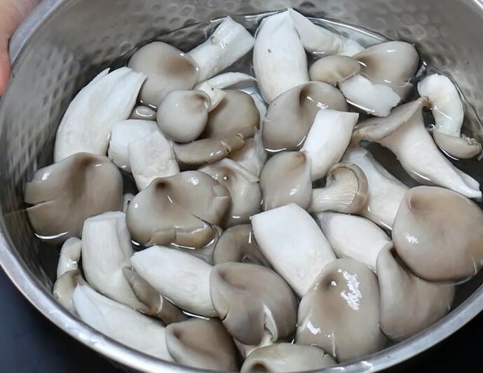 蘑菇别用清水洗,教你一个小妙招,脏东西全部泡出来