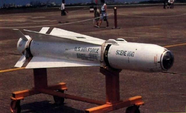 AGM-65B 式小牛空地导弹：“小牛”空对地导弹（AGM－65 Maverick）是美国研制的一种战术空对地导弹。也称“幼畜”导弹。是由美国休斯顿公司和雷锡恩公司共同研制的一种防区外发射的空地武器，它可以精确打击点状目标。