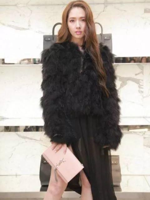 郭碧婷穿皮草也显出了时尚 高跟鞋完美的拉伸