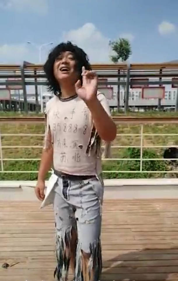 真会玩宿迁沭阳小哥既然把自己衣服改成乞丐服