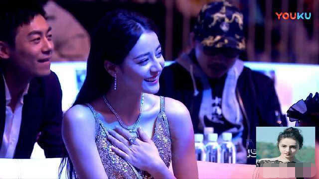 迪丽热巴与杨幂越来越像,晚会全程捂胸,动作已