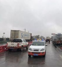 惨烈!广西一小车和大货车凌晨发生追尾,小车内