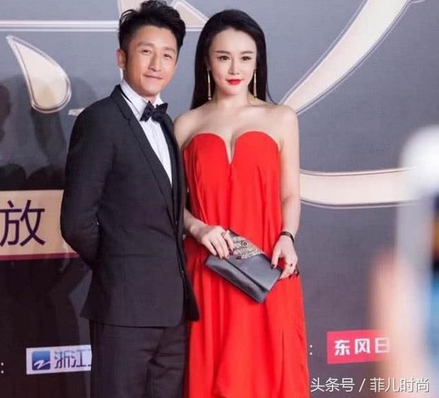 冉莹颖穿开叉裙去机场,中间供起来很尴尬,网友