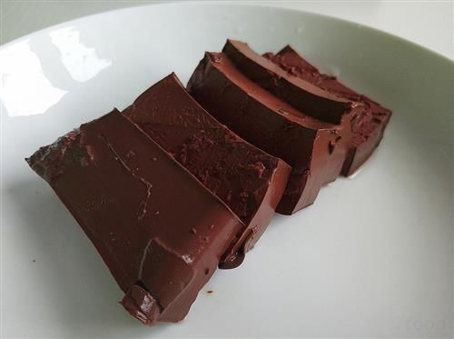 并加入了添加剂,如抗凝剂,甲醛等等,人造出来的"鸭血",会引发严重的