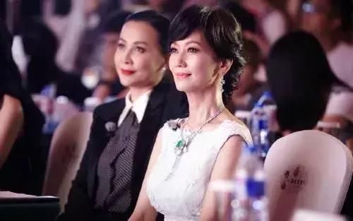 为什么已过60的赵雅芝频繁商演?难道只是为了