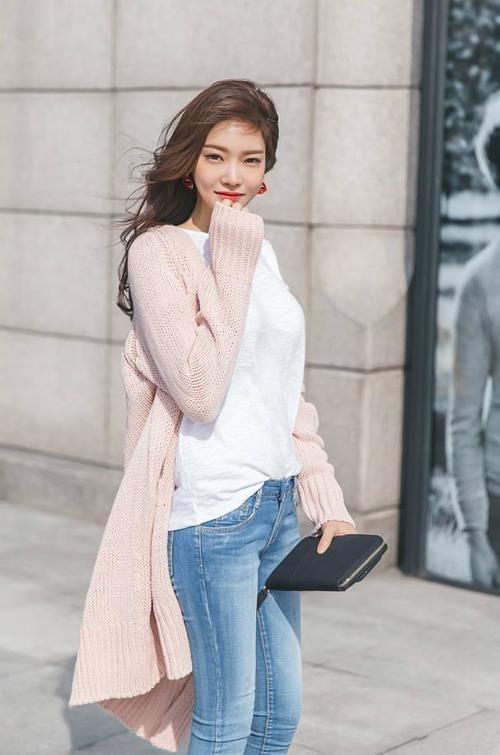 成都街拍 女神紧身小脚牛仔裤搭高跟鞋 紧身更