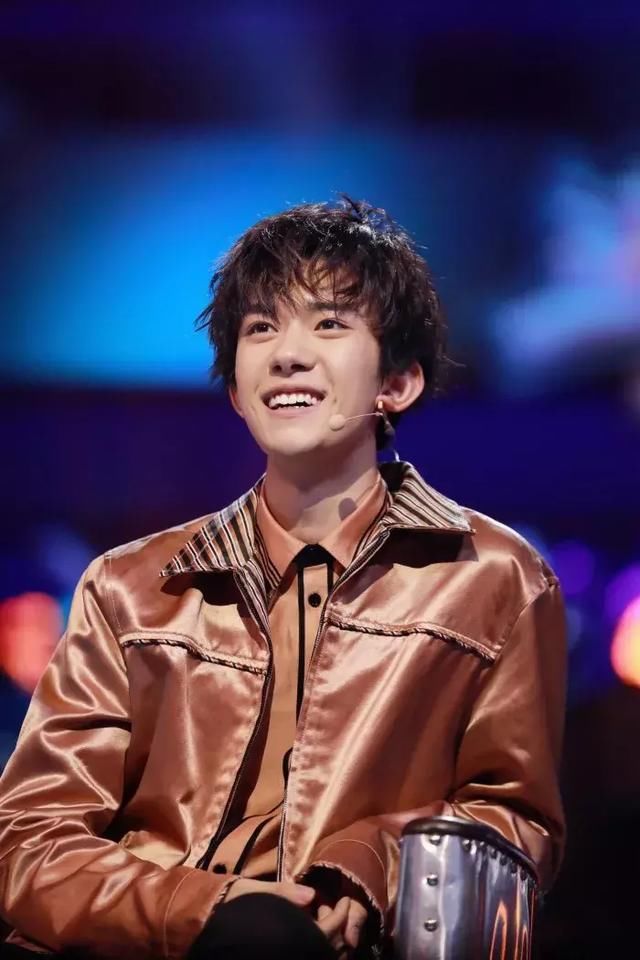 易烊千玺在大学校园被粉丝求婚?大学生们都