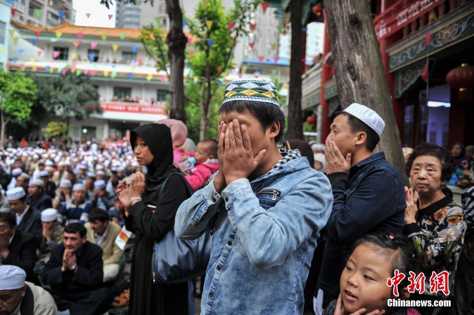 从此穆斯林形成吃油香时用右手撕开吃的习惯。有些地方的穆斯林青年男女还特意选择开斋节期间举行结婚典礼，使自己的婚礼再增添些节日的喜庆。图为7月7日，昆明穆斯林民众在昆明市中心的顺城清真寺参加开斋节会礼。