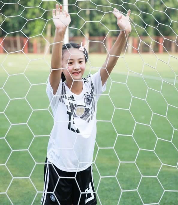 从13年到18年,森碟和王诗龄已长成大姑娘,二人