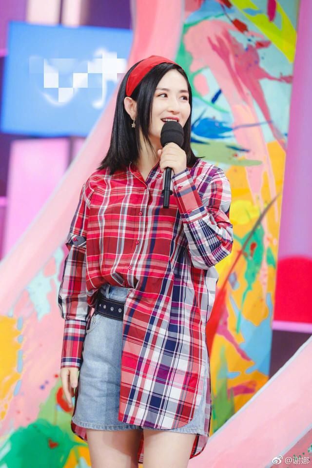 谢娜厉害了!穿5千块衬衫裙秒变18岁少女,不说