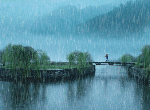 春分已过,又是清明,小河初涨,田野见绿,树枝抽新,垂柳依依,细雨绵绵