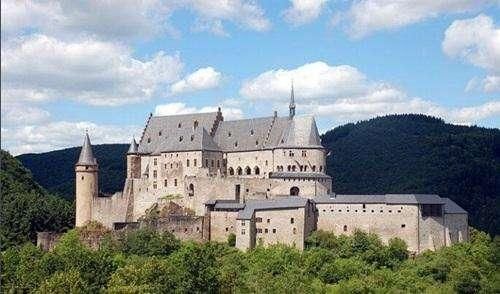 比迪拜还富有的国家,月收入低于3万的都算是穷