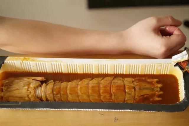 加州伯克利大学的生物学教授roy caldwell就曾表示:很多品种的虾蛄都