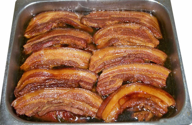 点卤汤,别有一番风味,引得济宁人争向仿制,逐步发展成今日的甏肉米饭