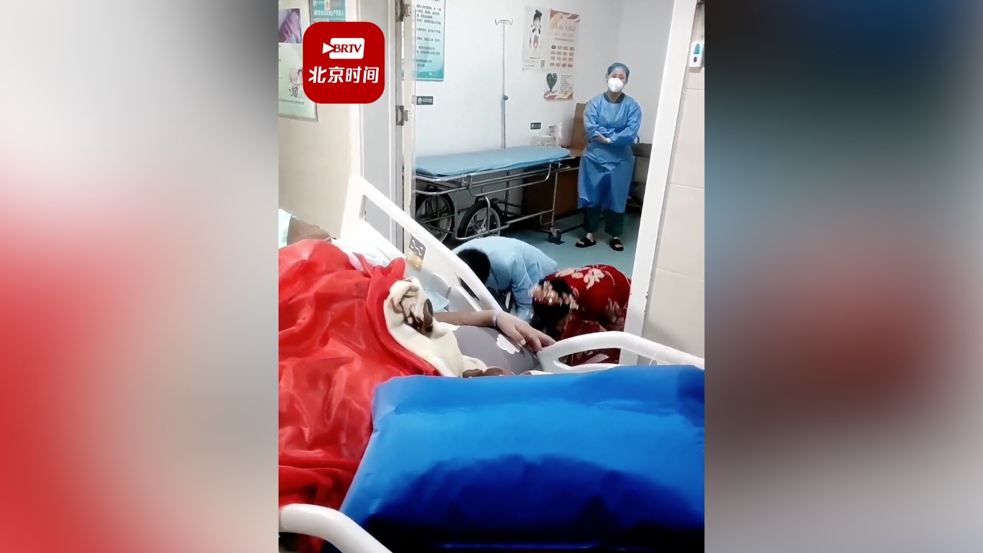 新郎带新娘给昏迷父亲磕头：住ICU半年，不想他有遗憾