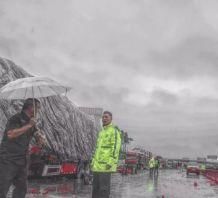 惨烈!广西一小车和大货车凌晨发生追尾,小车内