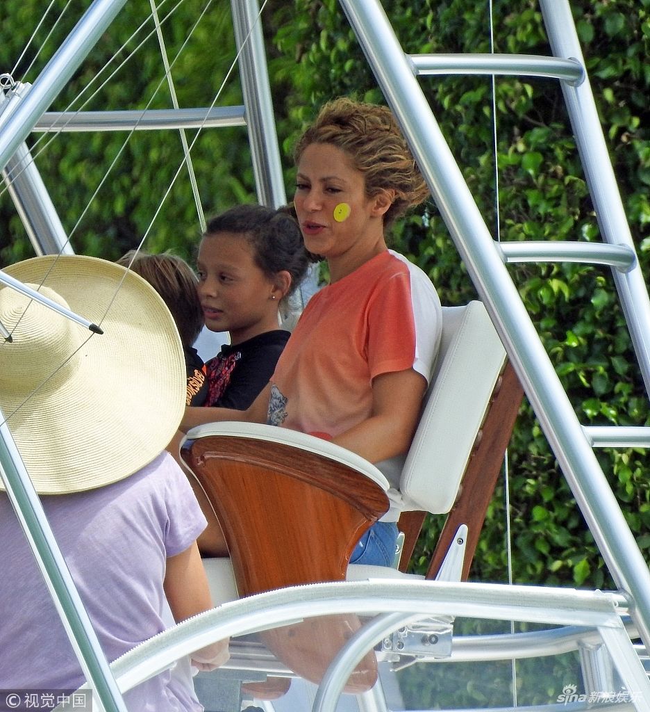 夏奇拉脸上贴胶带cos皮卡丘 带家人游轮度假惬