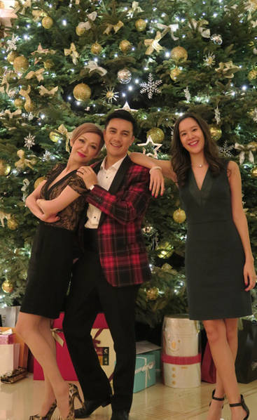 周润发前妻余安安与女儿女婿合影 大秀好身材