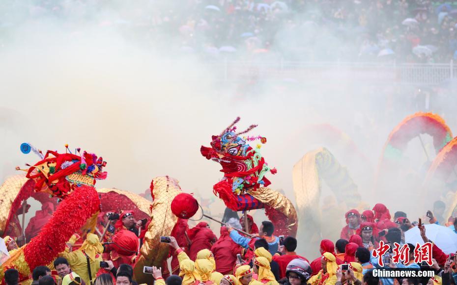 贵州石阡百条毛龙齐舞闹新春