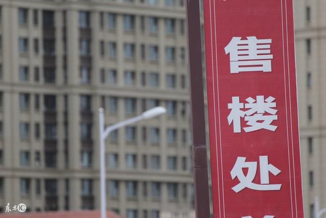 女友说她可以少要彩礼钱,房产证上必须加上她