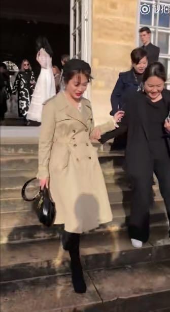 宋慧乔和宋仲基夫妇亮相巴黎时装周,宋慧乔搀