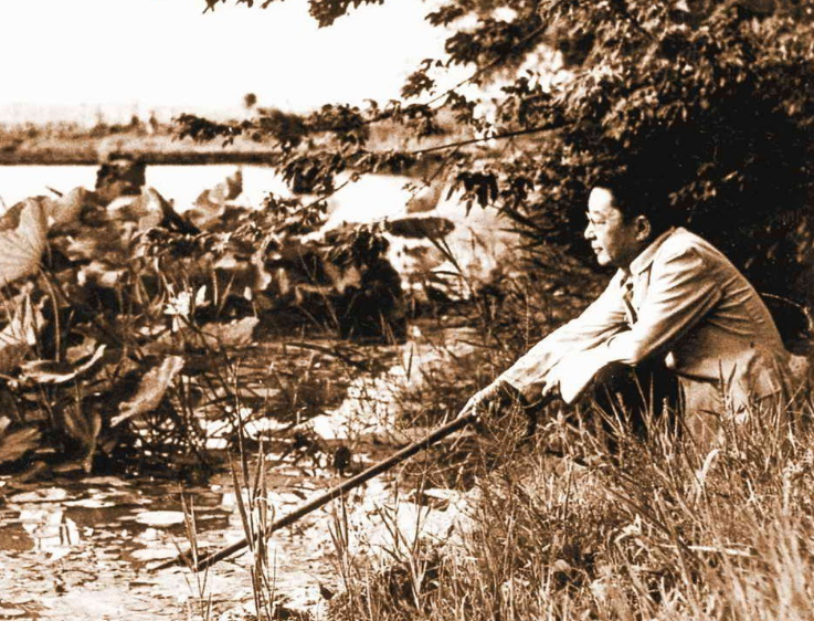 一张老舍垂钓的图片。在1966年，老舍因为不堪侮辱投水自尽了。